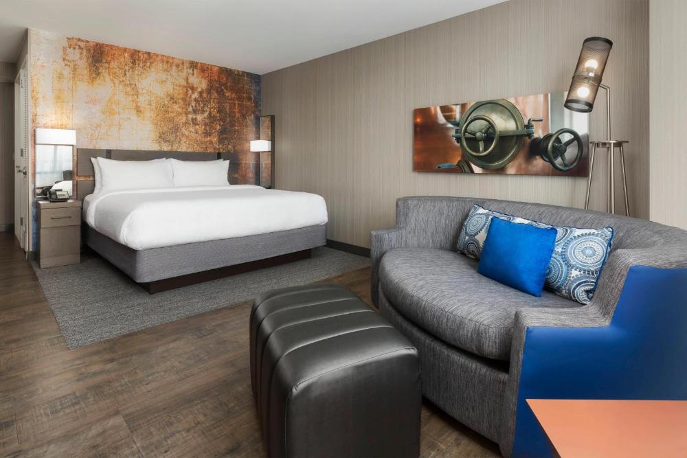 Guest Room, 1 King interior